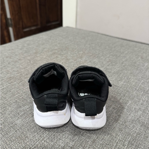 Nike Kids Black and White Sneakers - Picture 3 of 5